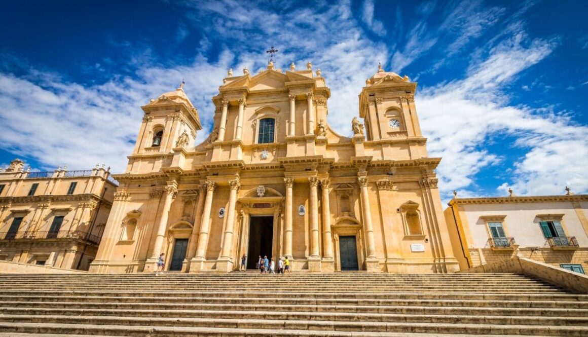 facciata cattedrale di Noto vista dal basso