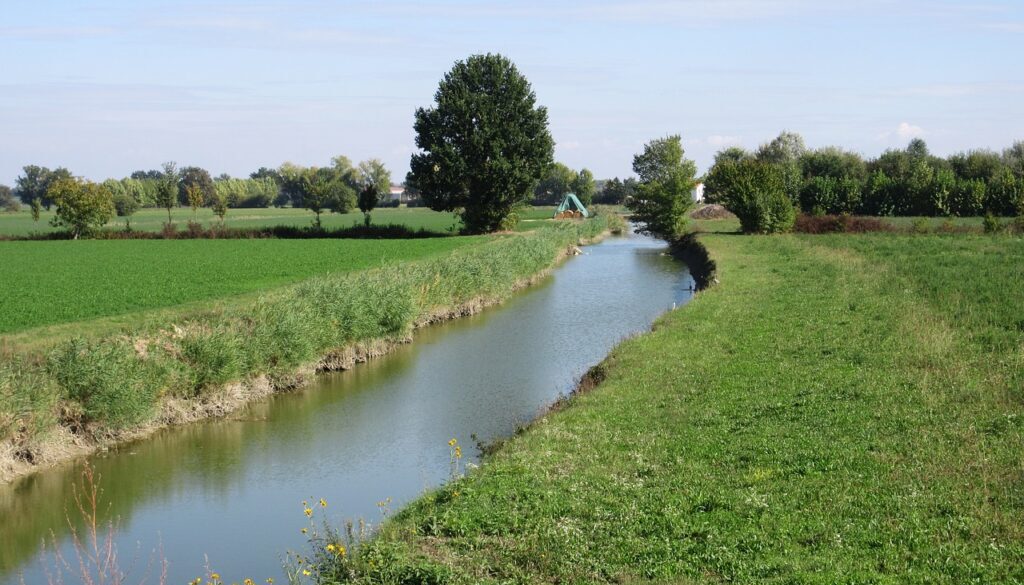 canale di campagna per l'irrigazione