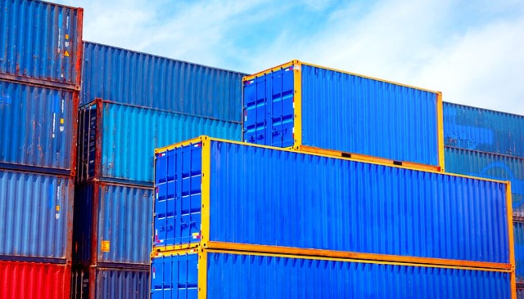container colorati blu impilati