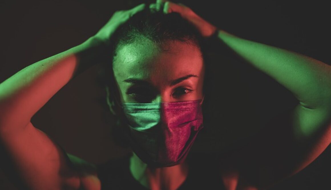 ragazza con mascherina