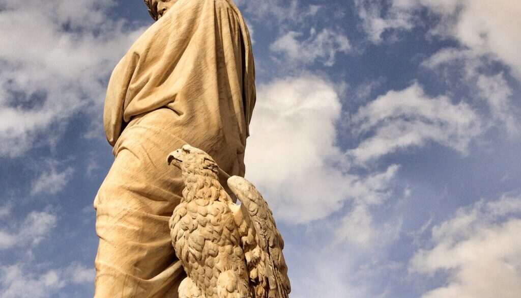 statua di dante alighieri ripresa dal basso con sfondo cielo