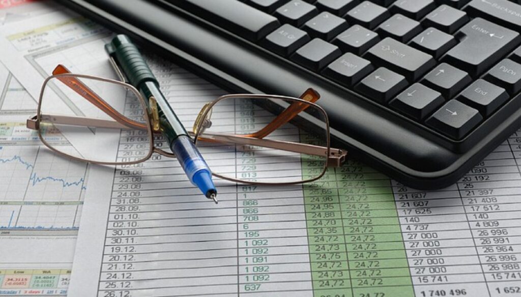 tastiera, occhiali, libri contabili