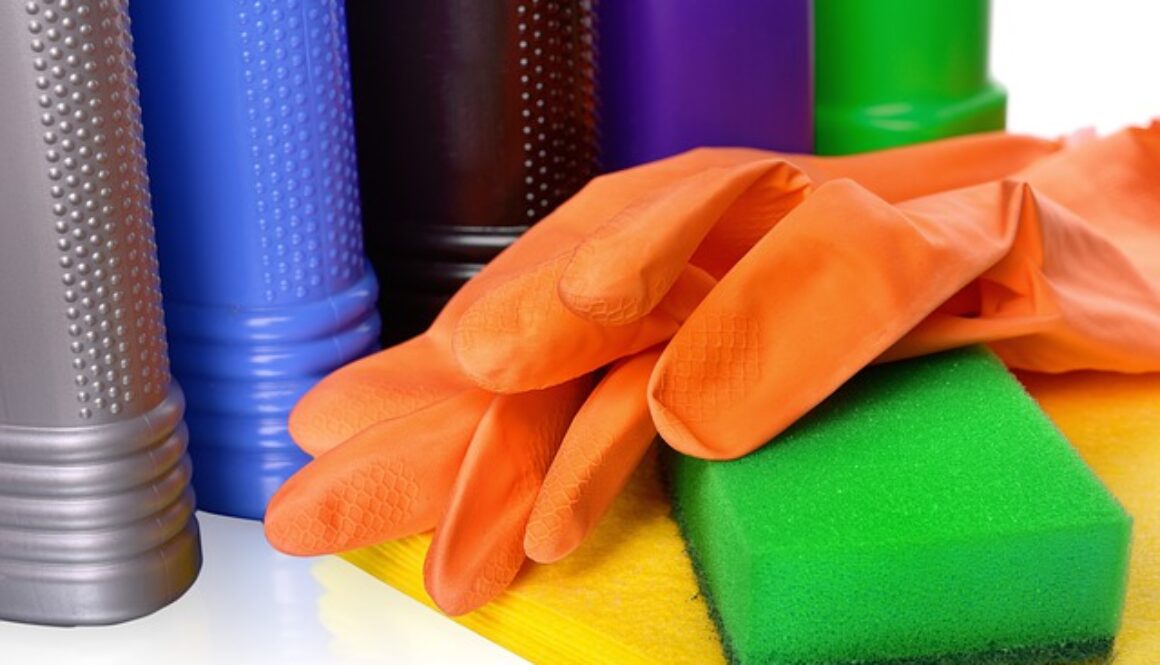 guanti spugna e detergenti per pulizie