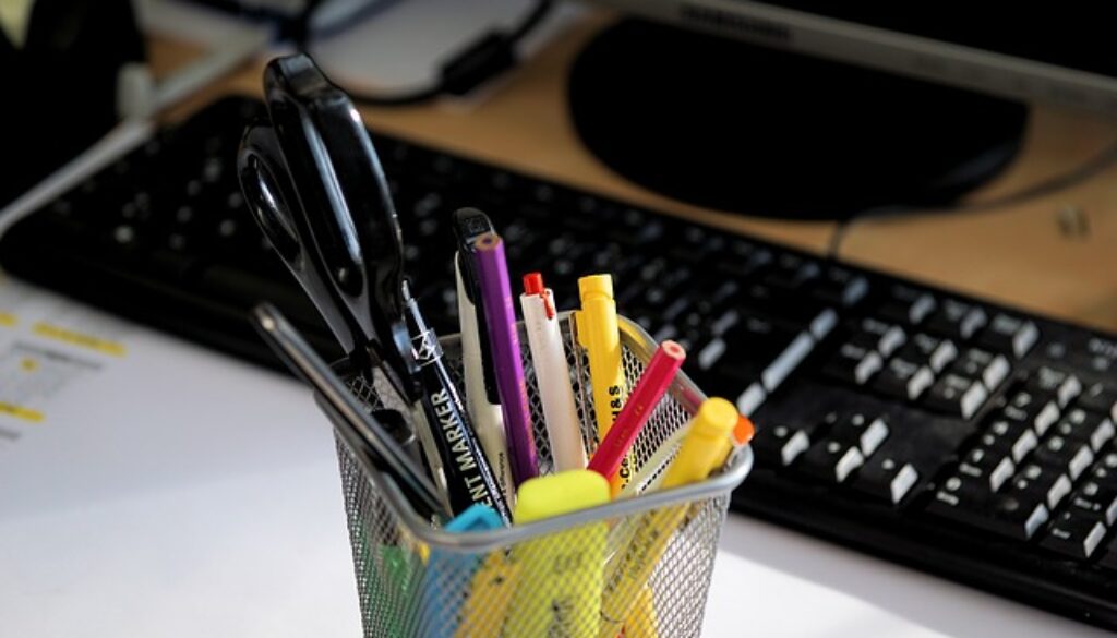 dettagli di una scrivania: penne,