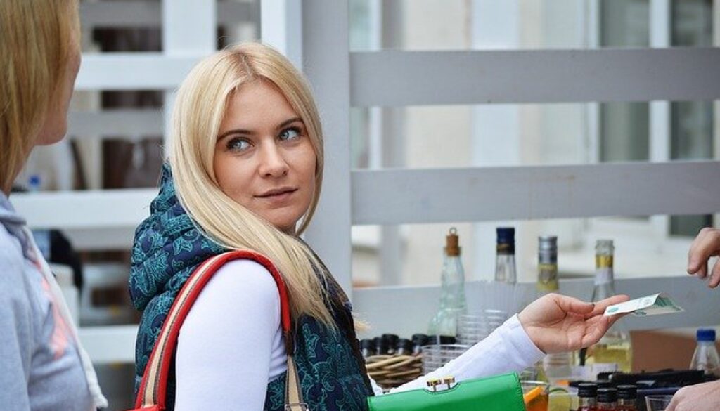 ragazza in coda per pagare