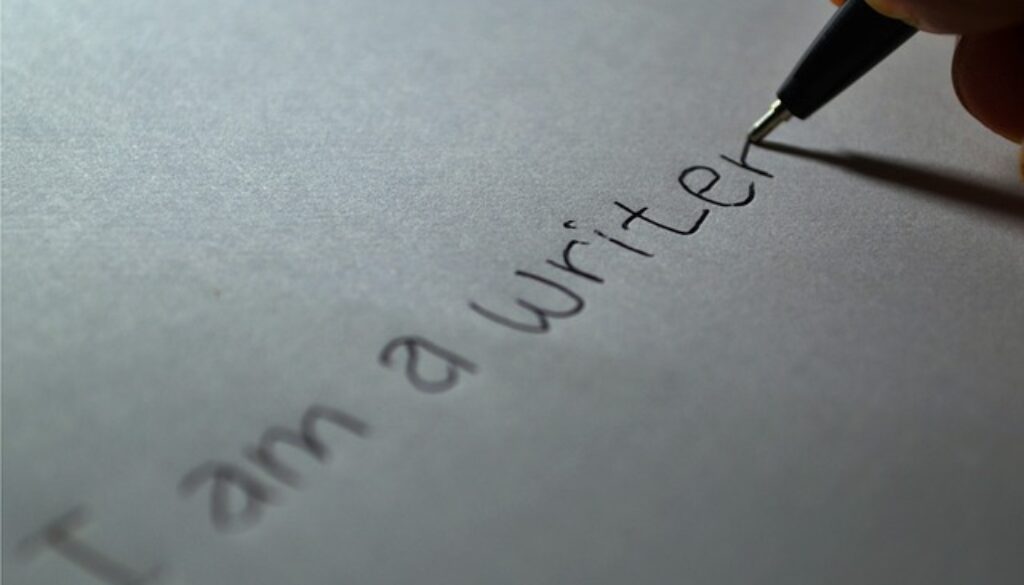 foglio bianco con scritta i am a writer
