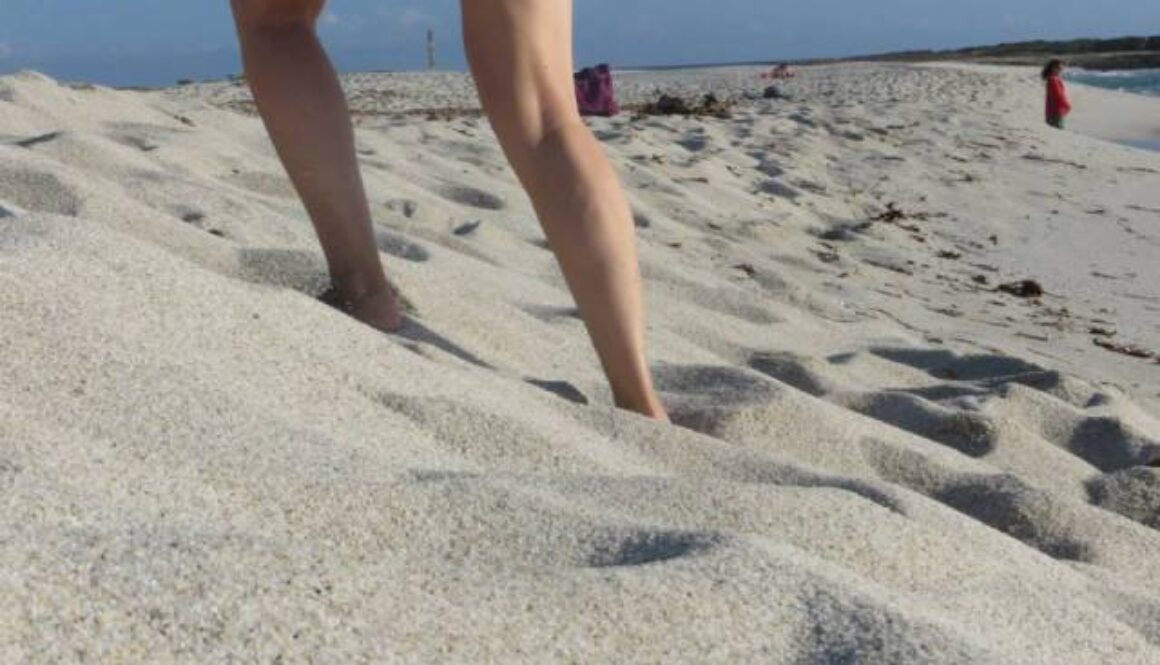 gambe che camminano sulla sabbia