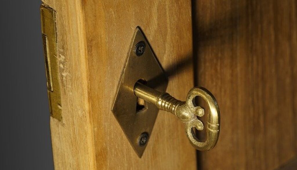 chiave che apre una porta