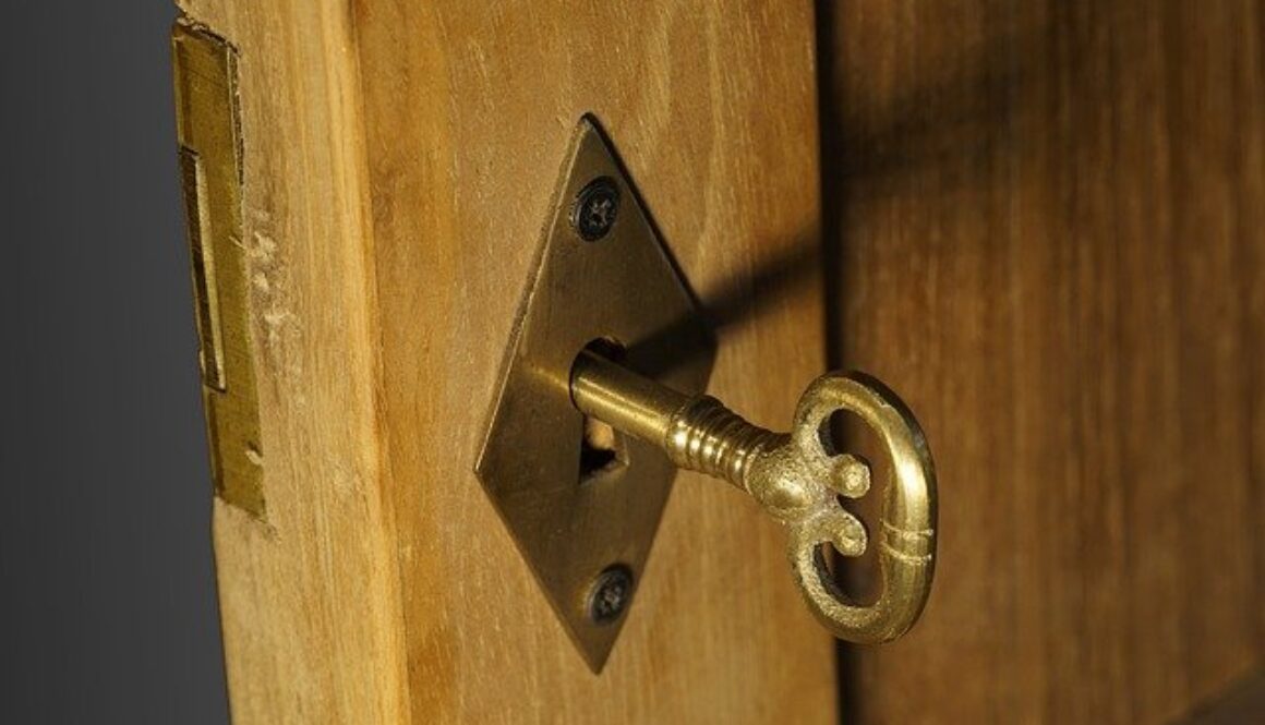 chiave che apre una porta