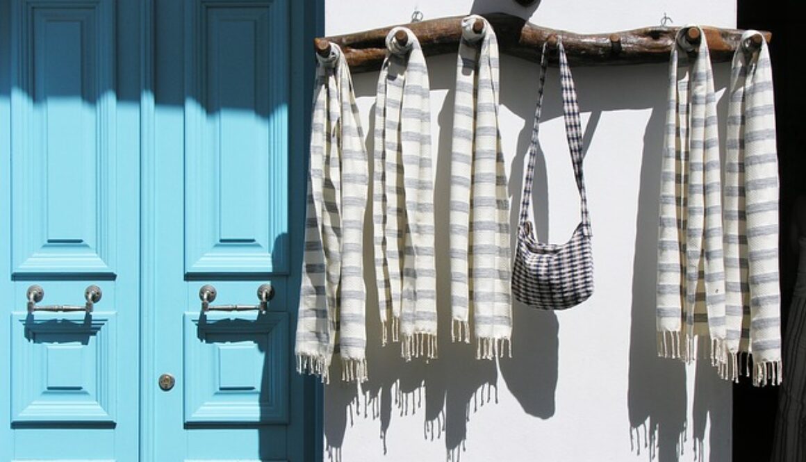 appendiabiti fatto con un ramo appeso fuori dalla porta