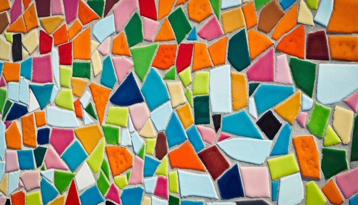 mosaico con piastrelle colorate