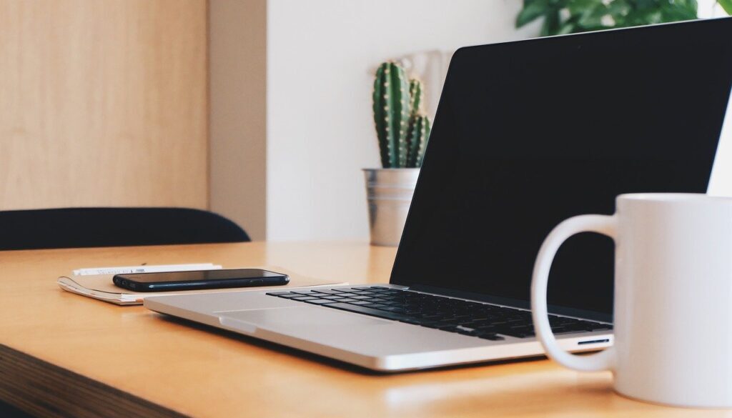 scrivania con pc e mug