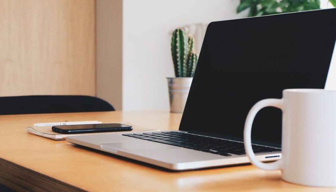 scrivania con pc e mug