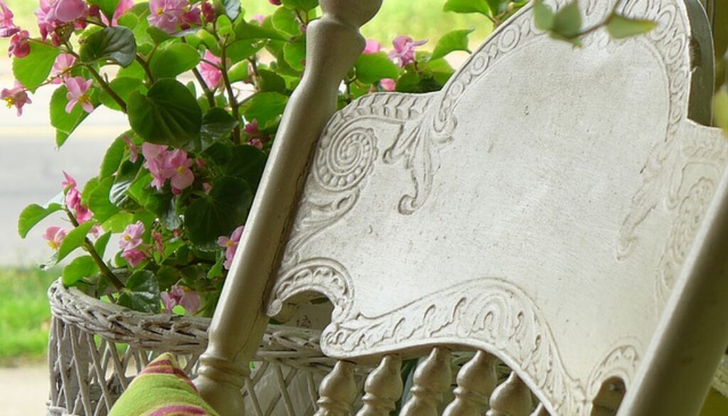 dettaglio di sedia a dondolo sotto un portico