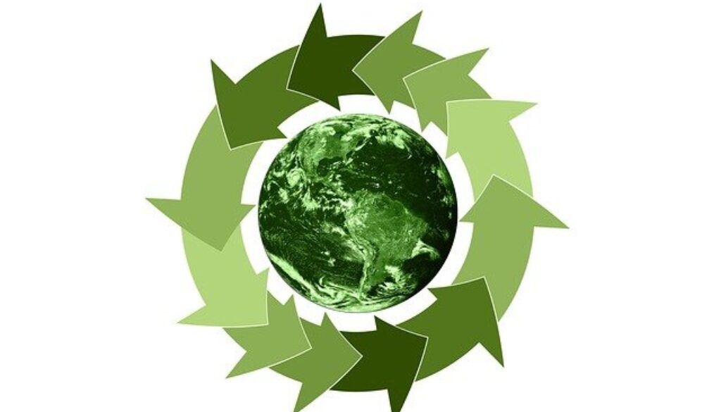 grafica che rappresenta pianeta verde e simbolo economia del riciclo