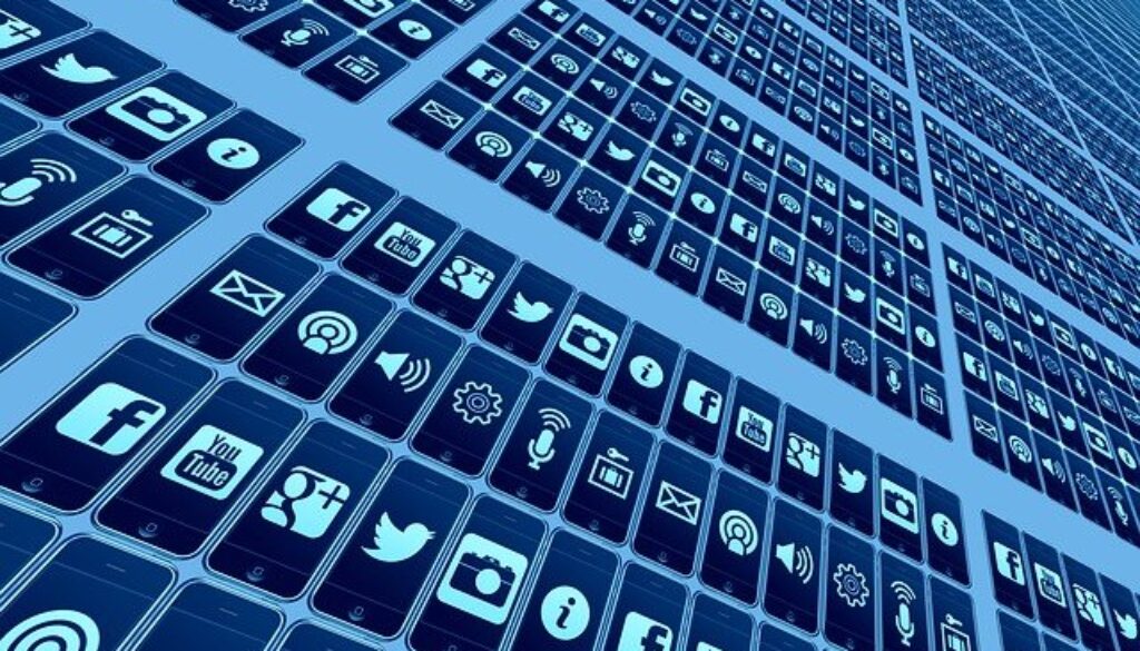 grafica con tastiera con icone social