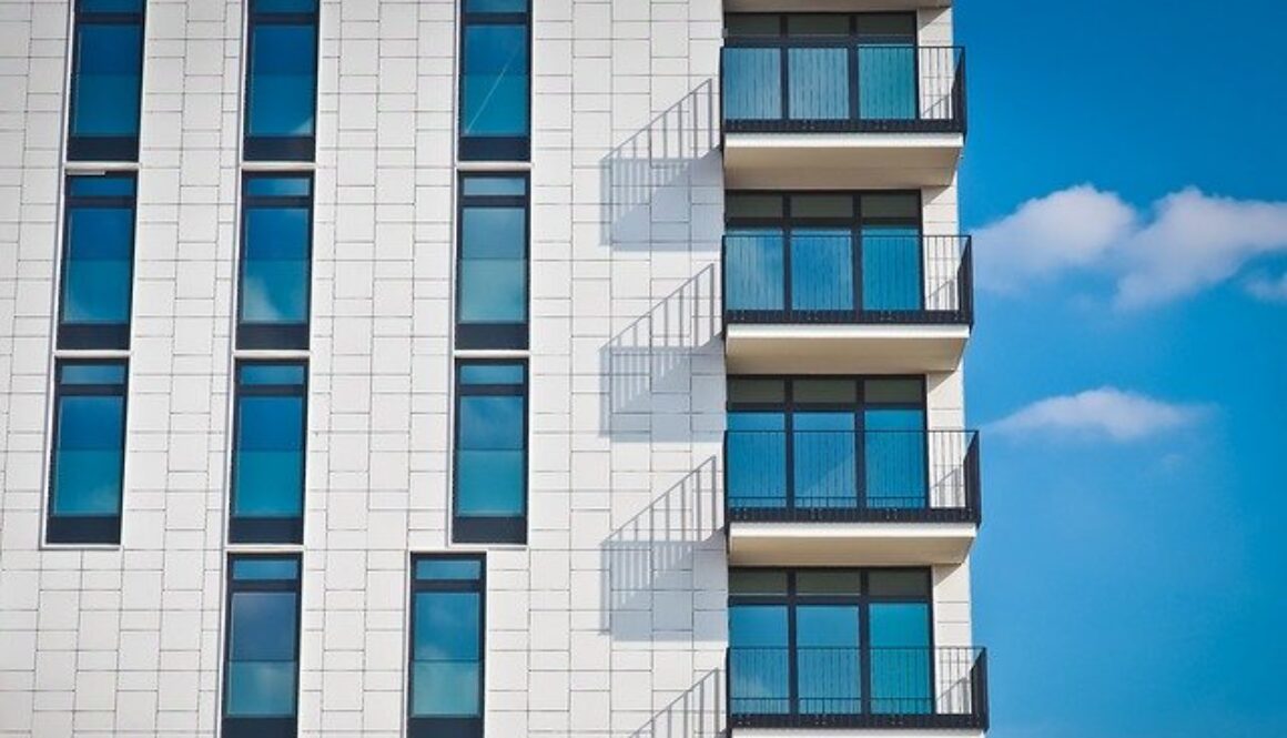 facciata di immobile con tante finestre