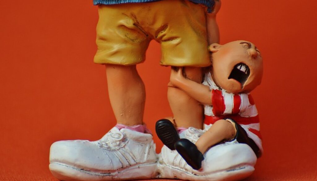 pupazzo di bambino attaccato alle gambe