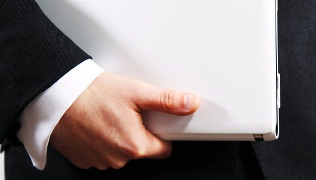 dettaglio braccio impiegato con computer