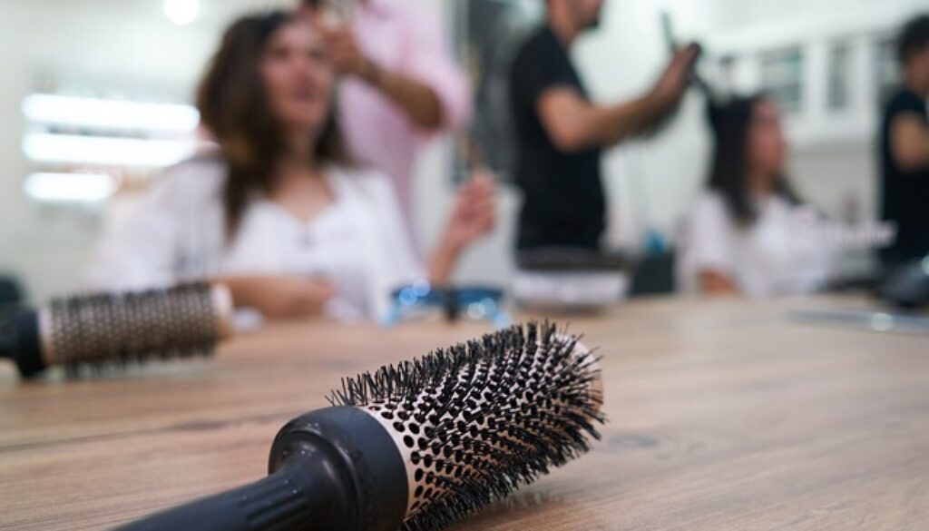 spazzola in pimo piano e in sfondo salone parrucchiere