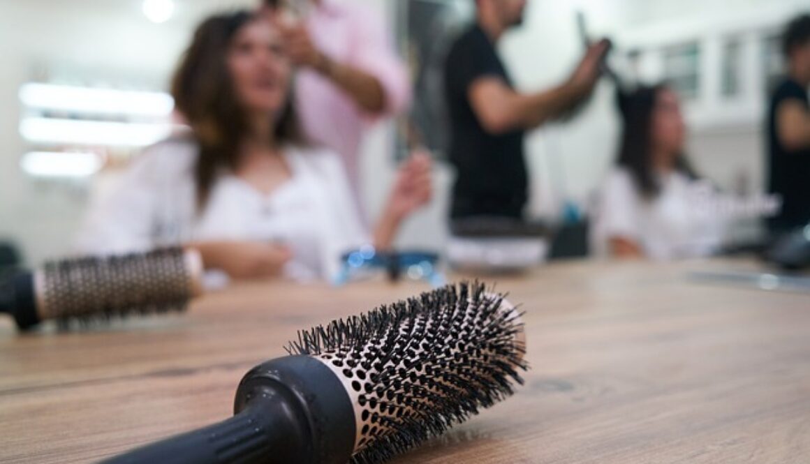 spazzola in pimo piano e in sfondo salone parrucchiere