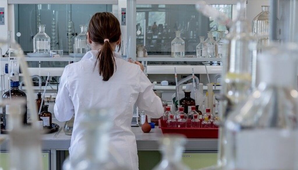 ricercatrice in laboratorio