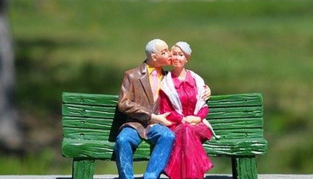 pupazzetti di coppia di anziani su panchina