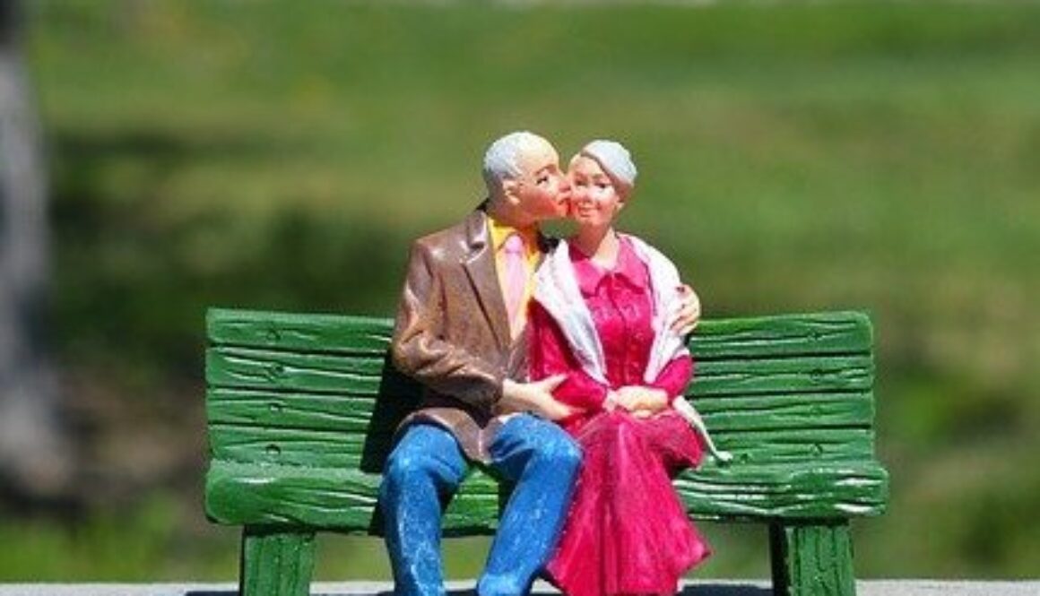 pupazzetti di coppia di anziani su panchina