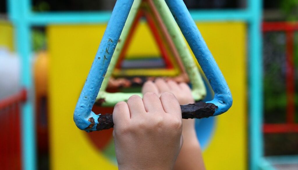 mani che afferrano attrezzi gioco e ginnastica