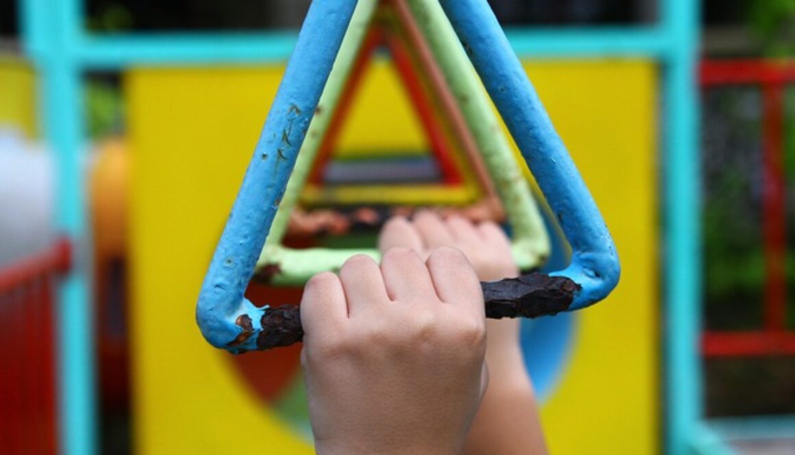 mani che afferrano attrezzi gioco e ginnastica