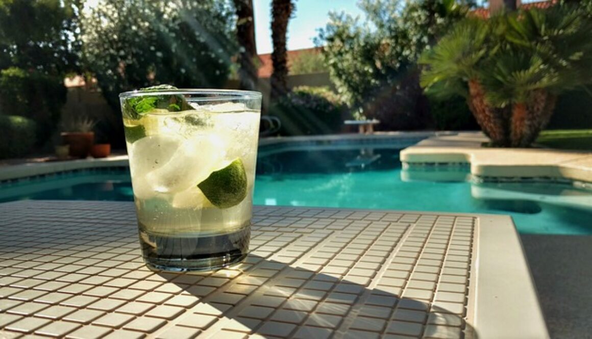 piscina di albergo con bicchiere drink primo piano