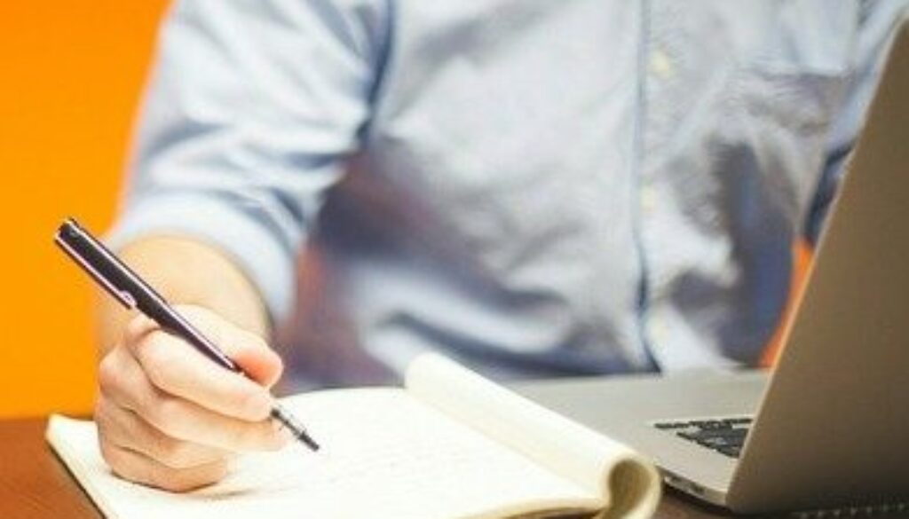 intervistatore con computer e blocco appunti