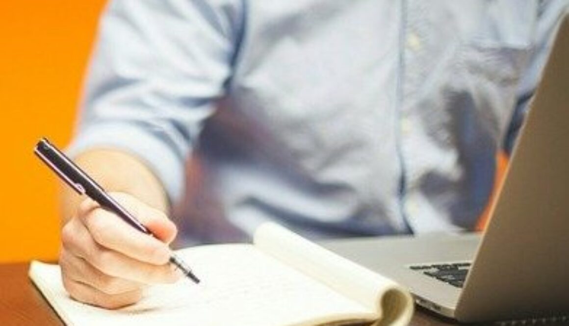 intervistatore con computer e blocco appunti