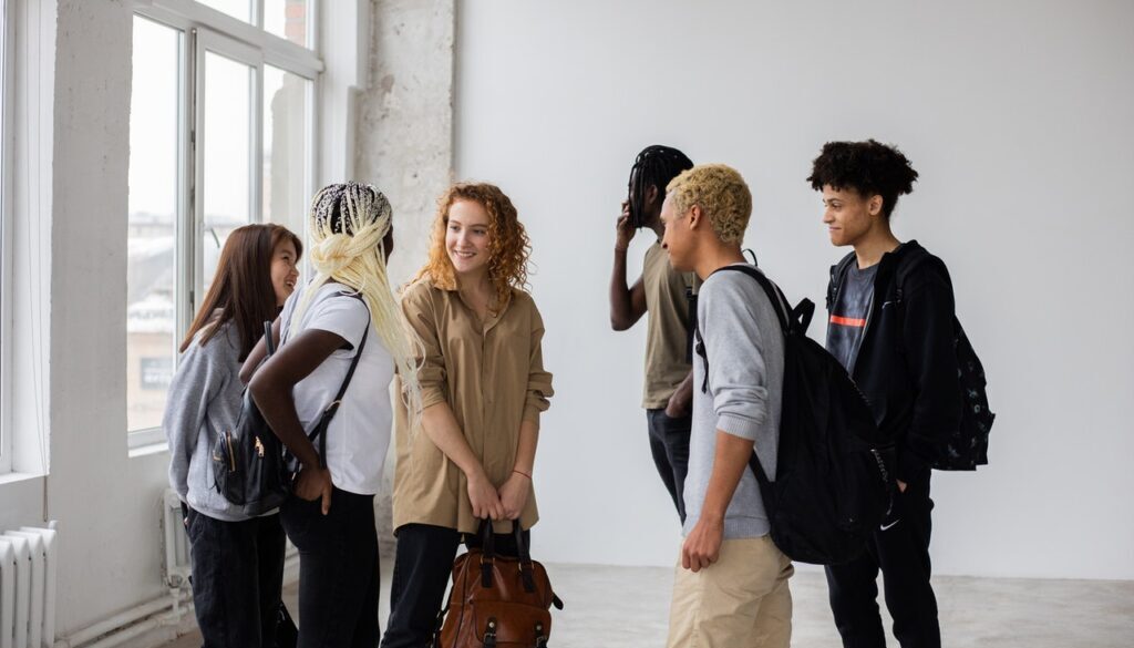 ragazzi e ragazze contro la violenza di genere