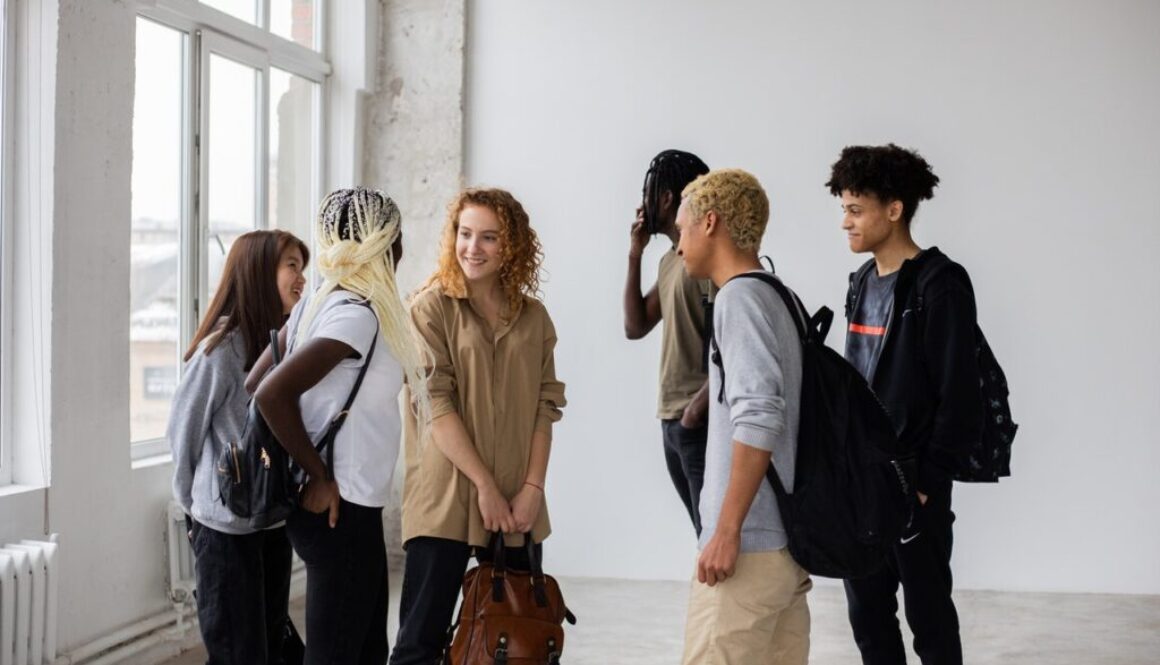 ragazzi e ragazze contro la violenza di genere