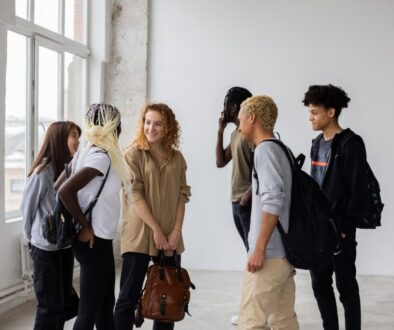 ragazzi e ragazze contro la violenza di genere