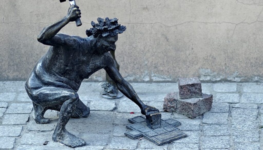 monumento in bronzo al muratore