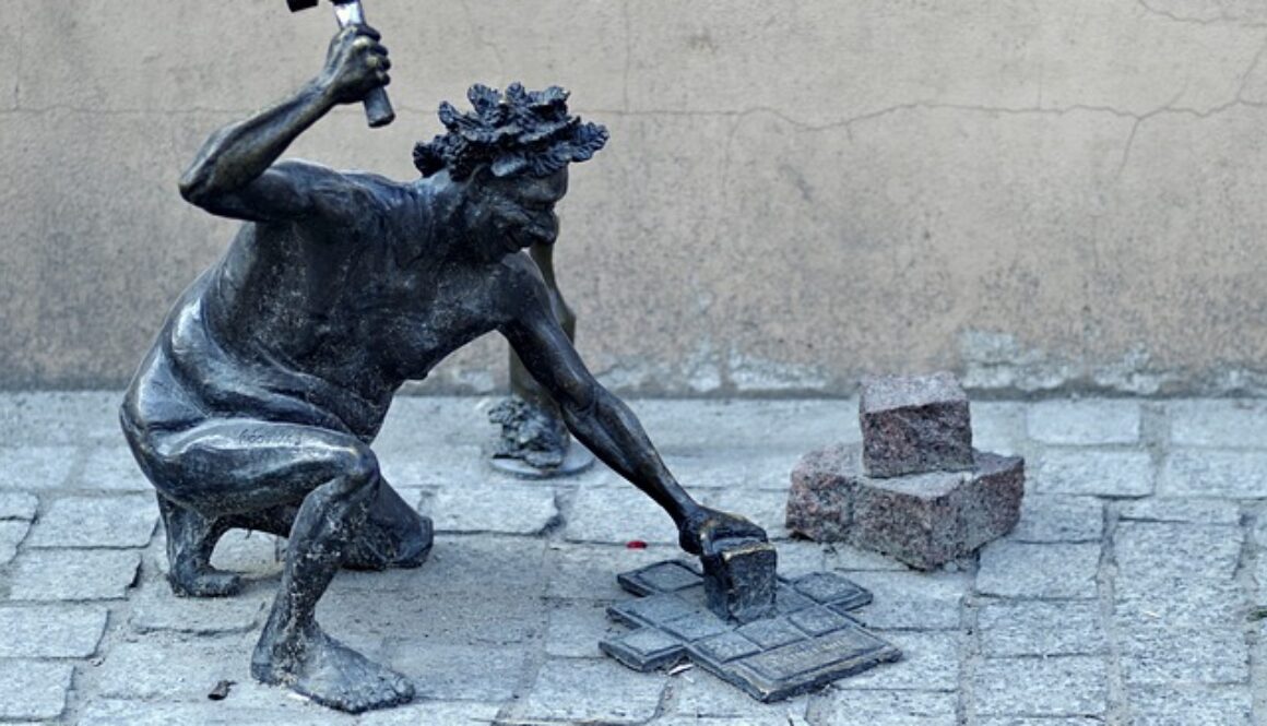 monumento in bronzo al muratore