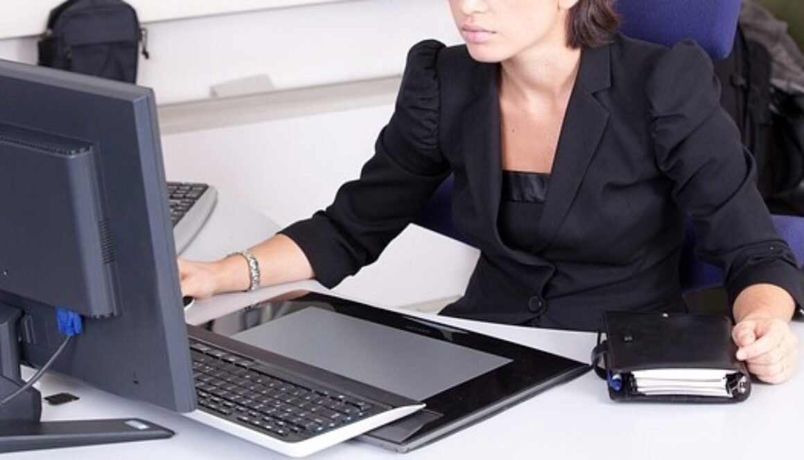 impiegata alla scrivania