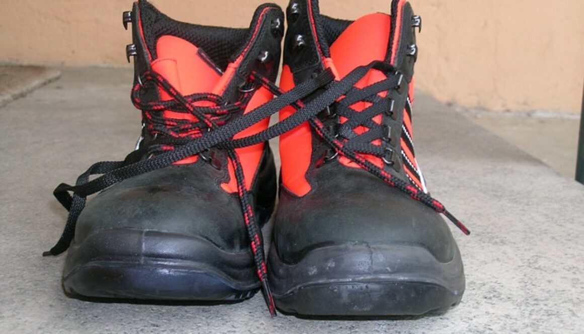 scarpe antinfortunistiche rosse e nere