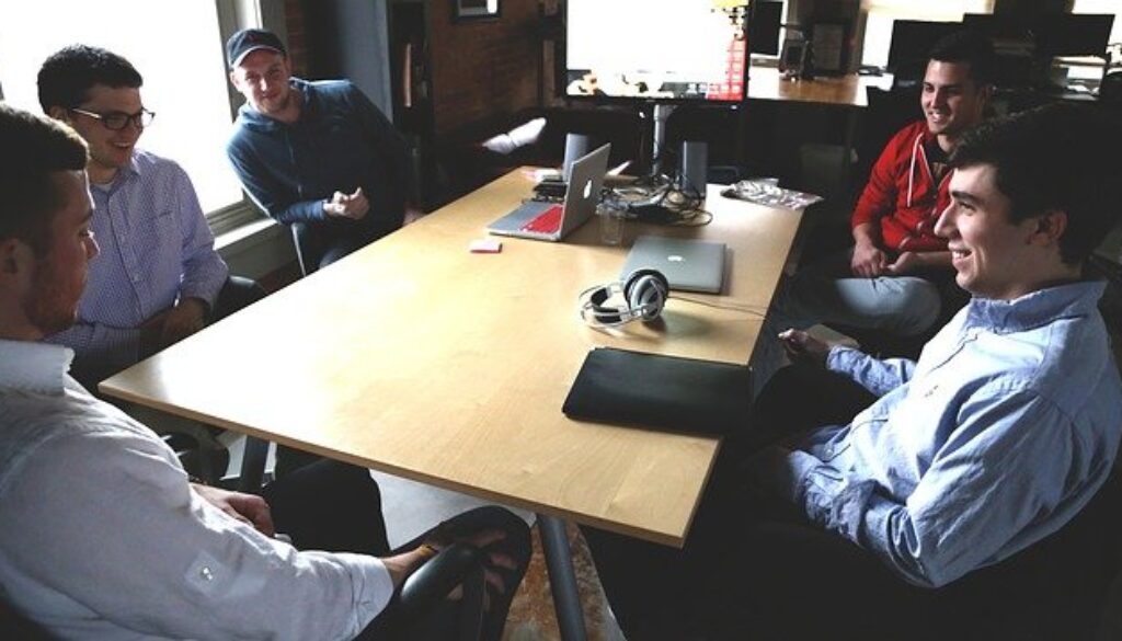 ragazzi intorno a un tavolo