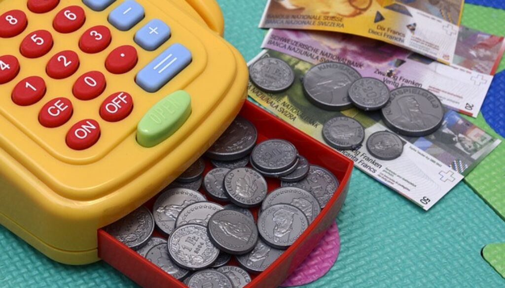 cassa giocattolo con denaro finto