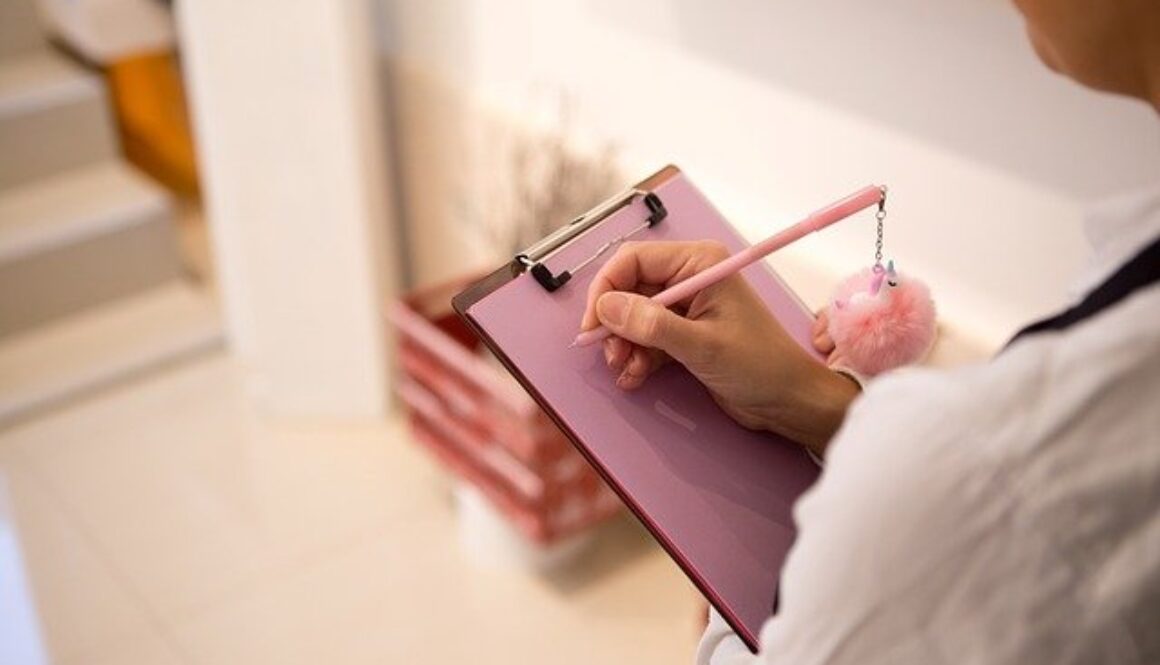 venditrice con blocco appunti