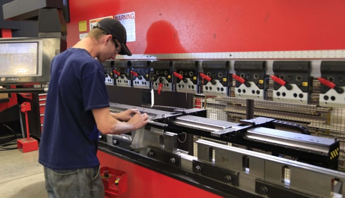 addetto macchina industriale