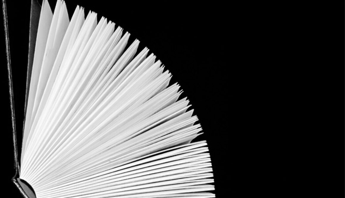 libro aperto su sfondo nero