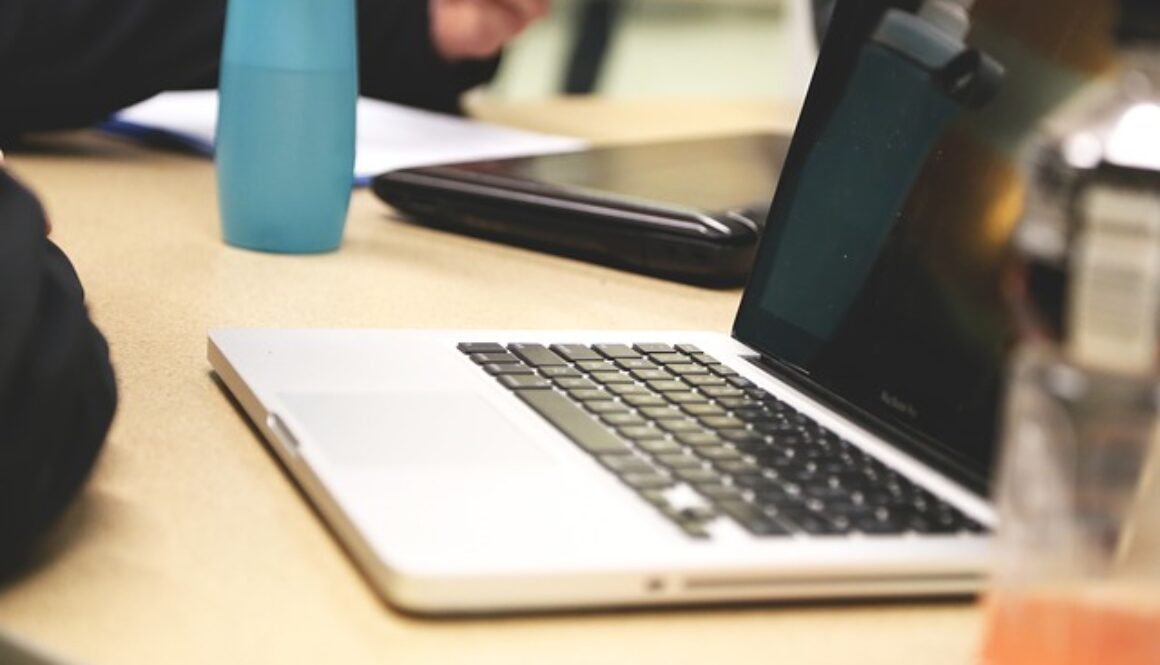 scrivania con computer