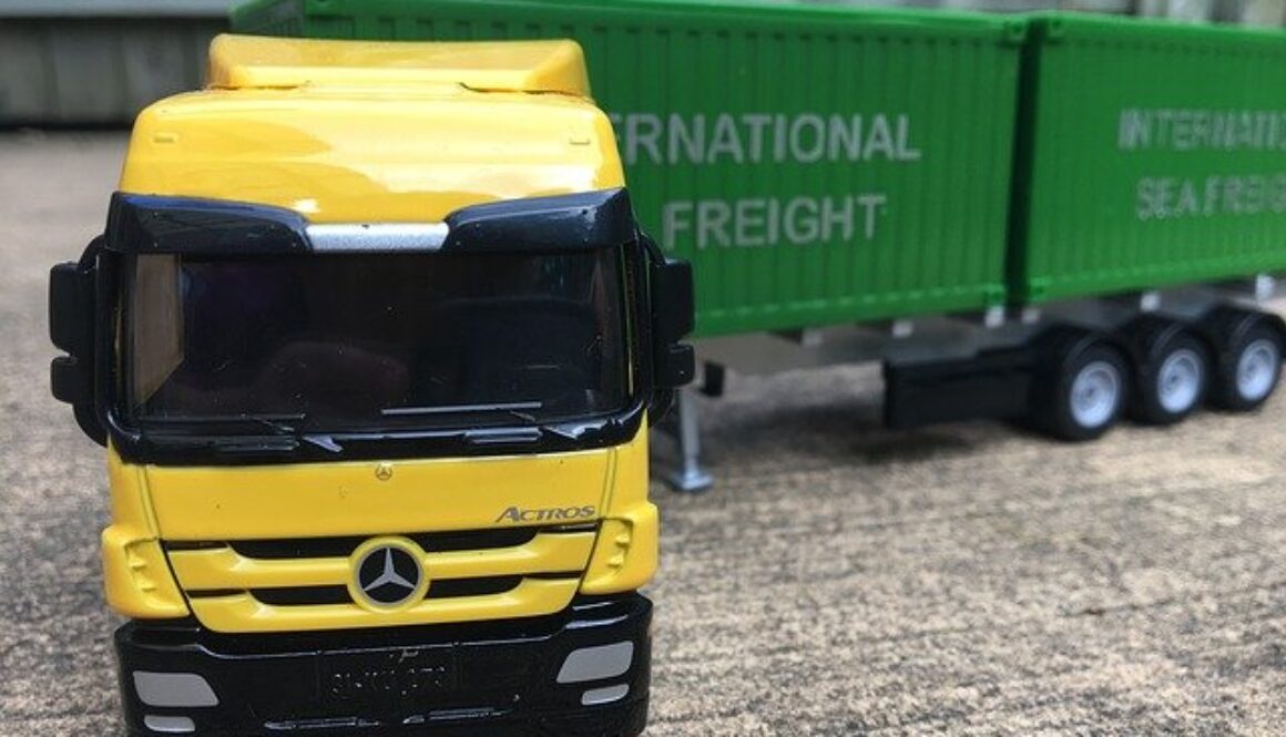 camion giocattolo giallo con rimorchio verde