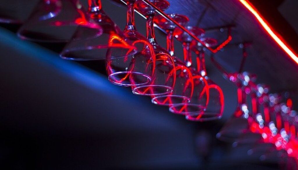 bicchieri appesi in bar