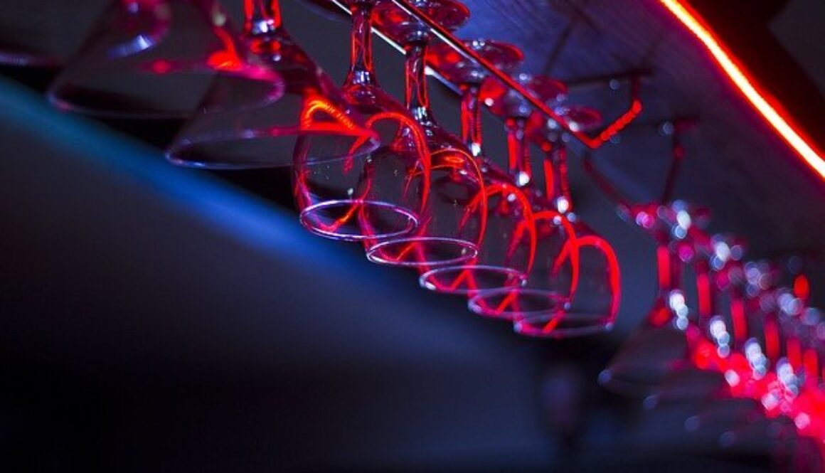 bicchieri appesi in bar