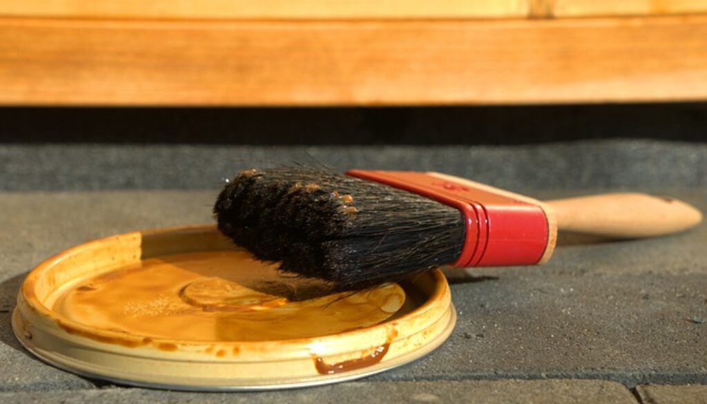 pennello e coperchio mordente legno